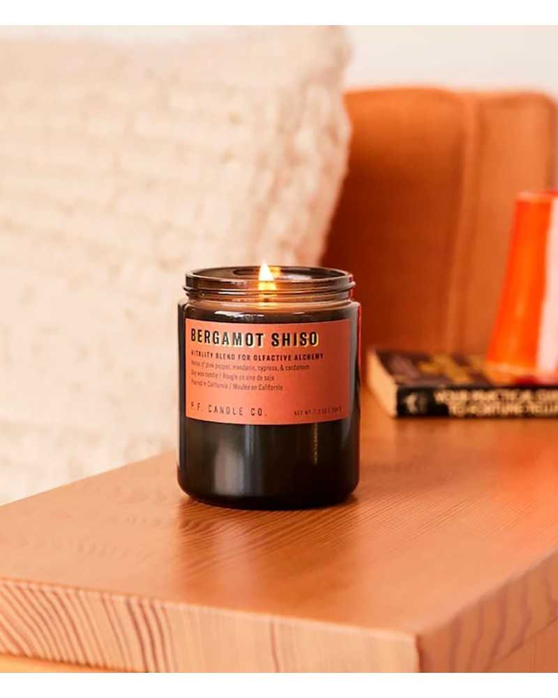 PF Candle NO.1 Bergamot Shiso Candle | P.F. CANDLE CO - Acheter en ligne chez Sune