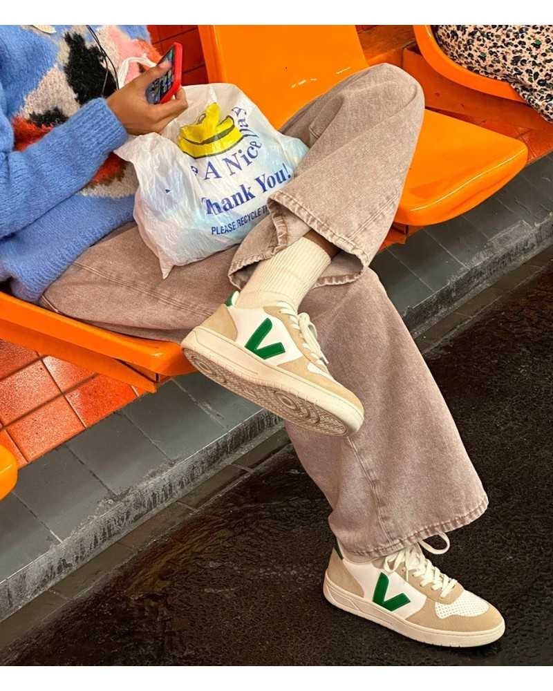 Veja V-10 Extra White Emeraude Sahara