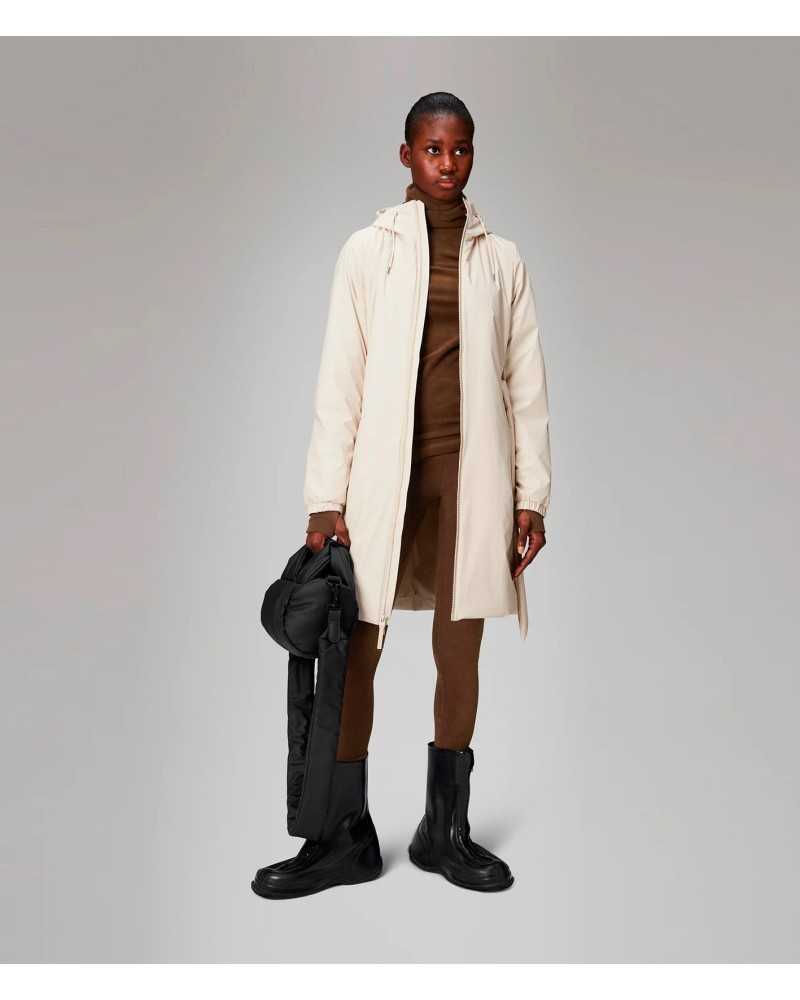 Rains Lohja Long Insulated Curve Jacket Dune | RAINS - Acheter en ligne chez Sune