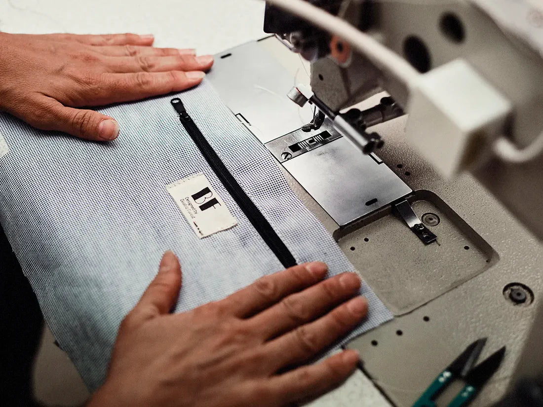 Atelier Beatriz Furest: cosido a mano del bolso BF en taller de Barcelona